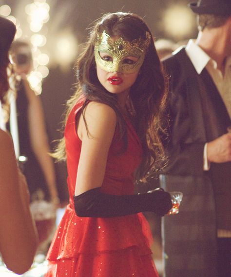 Masquerade -- Love the bright red dress and gold mask -- Selena Gomez from Another Cinderella Story Selena Gomez Masquerade, Selena Gomez Another Cinderella Story Outfits, Cinderella Masquerade Ball, Another Cinderella Story Selena Gomez, Mary Santiago, Cinderella Story Movies, Real Cinderella, Selena Gomz, Selena Gomez Dress