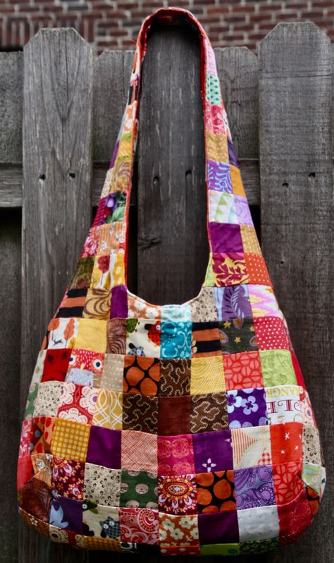 Hand Sewn Bags Ideas, Handmade Bag Ideas, Scrap Fabric Bag, Fabric Bags Handmade Handbags, Patchwork Bags Patterns Free, Fabric Bags Pattern Free, Fabric Bag Design, Boho Bag Pattern, Quilted Bag Patterns