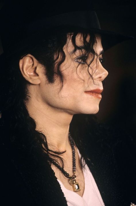 Michael jackson 🖤✨ Hee Man, Barbara Walters, Michael Jackson Wallpaper, Face Profile, Photos Of Michael Jackson, Michael Jackson Art, Michael Jackson Smile, Joseph Jackson, Michael Jackson Pics