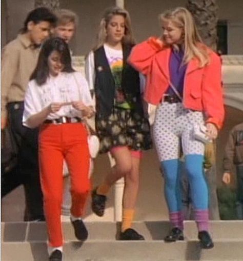 Last month, Beverly Hills 90210 celebrated the 25th anniversary of its premiere in 1990, and Lifetime even released a Beverly Hills 90210 biopic. I knew the show had its share of drama in front of the camera (I mean, who could forget Kelly almost dyi 90 Clothes, 90s Bar, 90210 Fashion, Theatre Ideas, Spirit Days, Bar Crawl, Camera Store, Shannen Doherty, Vintage Ideas