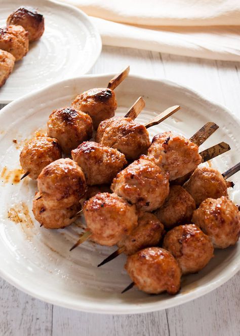 Tsukune (Japanese meatballs) is the regular yakitori dish items. Soft and bouncy chicken meatballs on skewer are chargrilled with sweet soy sauce. Japanese Meatballs, Koreansk Mad, Japanese Chicken, Japanese Dinner, Easy Japanese Recipes, Mapo Tofu, Chicken Healthy, Protein Meal, Dinner Chicken