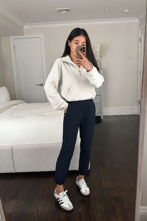 Lululemon Soft Stream Pants Outfit, Lululemon Outfit Work, Long Sleeve Athletic Shirt Outfit, Petite Gym Outfit, Cute Coaching Outfits, Jogger Athleisure Outfit, Lululemon Athleisure Outfits, Business Athletic Outfit, Black Athletic Pants Outfit