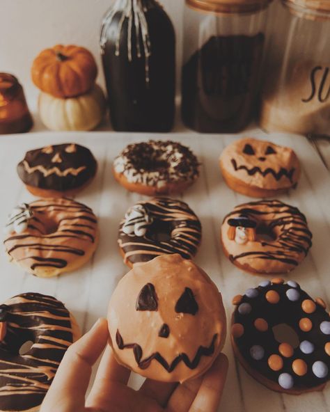 Alessandra Dell’Oso on Instagram: “Halloween Donuts HOMEMADE!🍩🎃 Ready for Halloween? here is my sweet recipe for tomorrow: 700 grams of flour 250 ml warm milk 20 g fresh…” Halloween Bakery, Halloween Autumn Aesthetic, Donuts Homemade, Halloween Donuts, 1st September, Fall Comfort Food, Autumn Pumpkins, Witch Vibes, Sweet Recipe