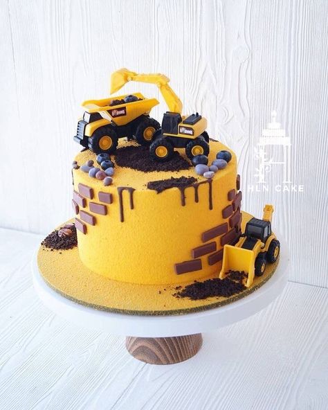 Bager Cake For Boy, Digger Cakes For Boys, Construction Cake For Boys, Trucks Birthday Cake, Construction Smash Cake, Construction Birthday Party Cake, Construction Truck Cake, Truck Cake Ideas, Construction Birthday Party Cakes