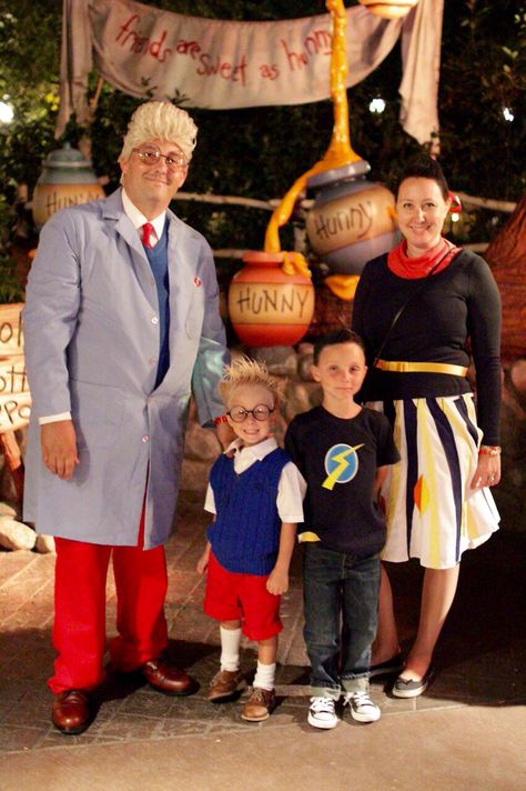 Completed costume. The Robinsons visit Disneyland! Disneyland Outfits Friends, Meet The Robinsons Halloween Costumes, Meet The Robinsons Party, Meet The Robinsons Costume, Disneyland Costumes, Wilbur Robinson, Holloween Costumes, Meet The Robinsons, The Robinsons