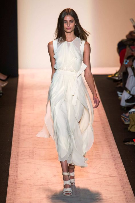 Flowing cascade. BCBG MAX AZRIA COLLECTION SPRING 2015 RTW Goddess Wear, Max Azria Dress, Alexander Wang Dress, Fashion District, Bcbg Max Azria, Popsugar Fashion, Max Azria, Dress Inspiration, White Dresses