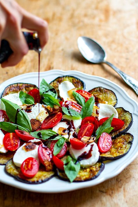 Learn how to make a delicious and satiating eggplant Caprese salad with tomatoes, basil, mozarella, aged balsamic and crispy fried garlic. It's gluten-free, low-carb friendly and vegetarian. #salads #eggplantrecipes Eggplant Caprese, Italian Caprese Salad, Zucchini Aubergine, Garlic Balsamic, Fried Garlic, Eggplant Salad, Eating Light, Grilled Eggplant, Garlic Fries