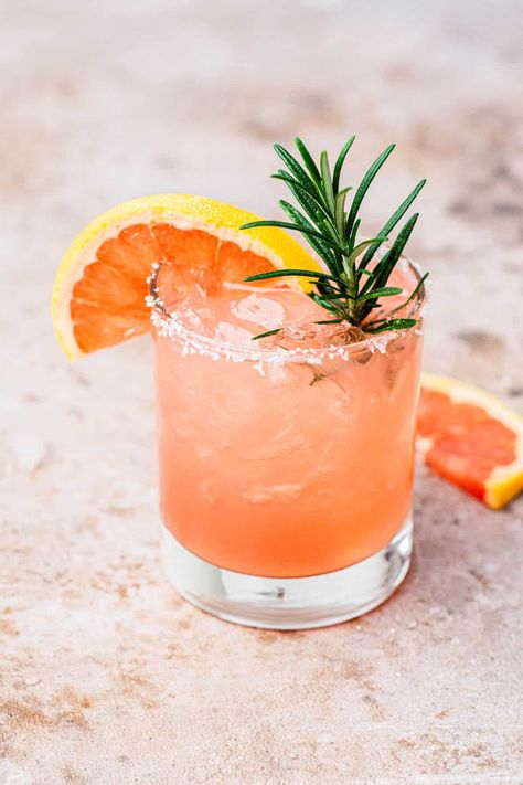 salty dog cocktail with rosemary sprig. Salty Dog Cocktail Recipe, Salty Dog Cocktail, Grapefruit Cocktail Recipes, Sour Cocktails, Greyhound Cocktail, Dog Cocktail, Thyme Simple Syrup, Rosemary Syrup, Grapefruit Cocktail