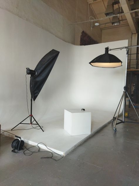 Photo Studio Small Spaces, Photo Studio Inspiration, Small Photo Studio Setup, Photography Studio Setup Small Spaces, Photo Studio Interior Design, Small Space Studio, Photography Studio Interior Design, Studio For Photography, Photo Studio Ideas