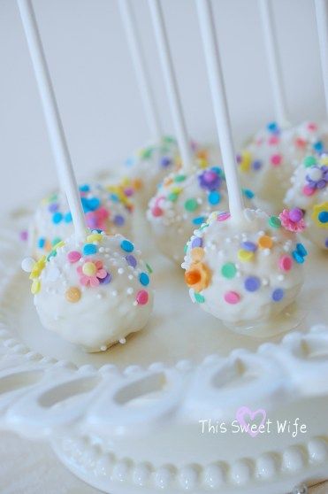 Rice Krispie Pops, Rice Krispie Cakes, Lollipop Cake, Marshmallow Treats, Baked Cheesecake Recipe, Fudge Brownie, Cereal Treats, Recipe Dessert, Rice Crispy Treats