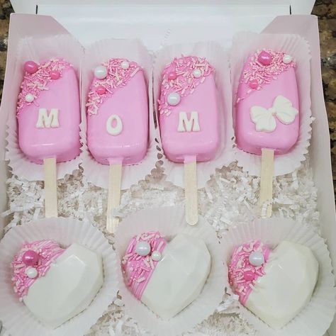 Www.sweetsbynatia.com Mothers Day Treat Boxes Strawberries, Mother’s Day Dessert Gift, Mother’s Day Cake Pops, Mothers Day Cakesicles, Mother’s Day Treats, Mother’s Day Desserts, Mothers Day Treats, Pig Cake Pops, Chocolate Bar Design