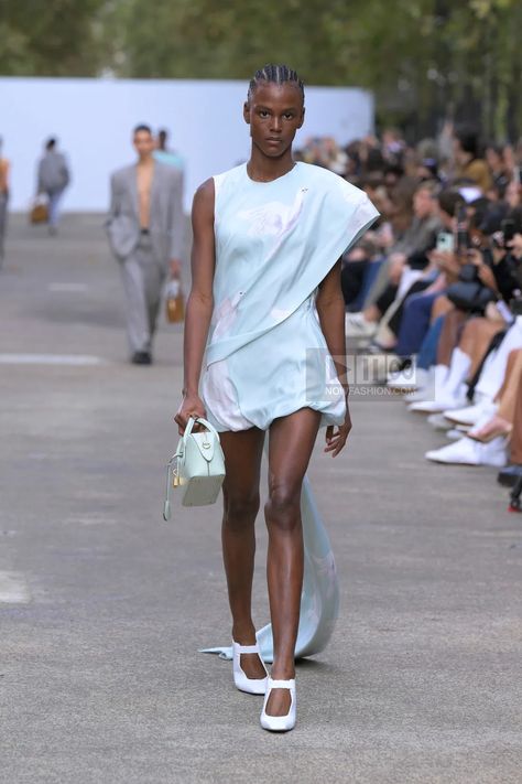 Stella McCartney collection, Ready To Wear Spring Summer 2025, Paris Fashion Week, Runway Look Spring Summer 2025, 2025 Runway, Stella Mccartney Fashion, Paris Fashion Week Runway, Summer 2025, Spring 2025, Fashion Week Runway, Tall Women, Spring Summer Fashion