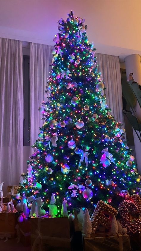 Colored Light Christmas Tree Ideas, Christmas Tree Colored Lights, Christmas Lights Tree, Colored Christmas Lights, Christmas Tree Wallpaper, Colored Lights, Vintage Christmas Gifts, Christmas Phone Wallpaper, Christmas Tree Inspiration