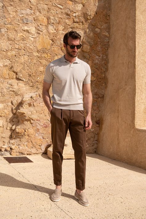 Outfit Marrone, Trousers Outfit Men, Brown Pants Outfit, Mens Business Casual, Mens Smart Casual Outfits, Polo Shirt Outfits, Mens Business Casual Outfits, Pants Outfit Men, Brown Dress Pants