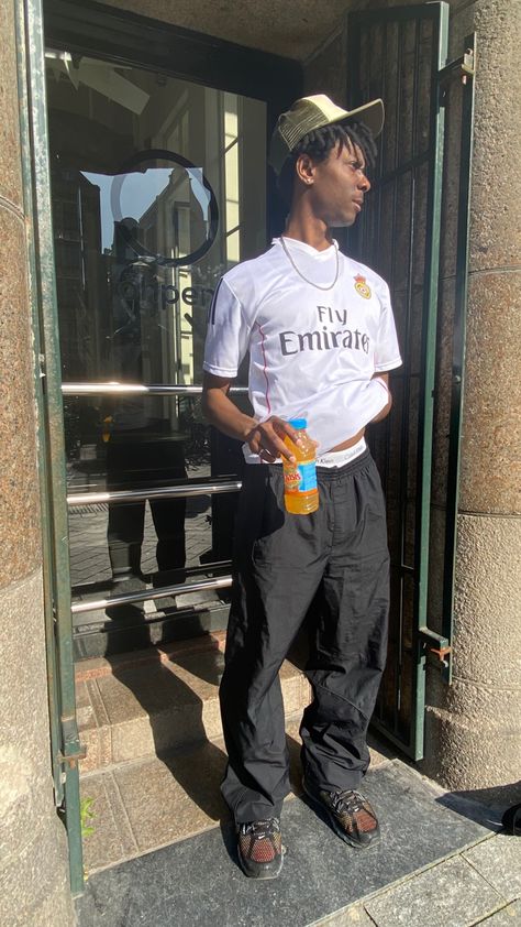 Real Madrid Jersey Outfit, Real Madrid Jersey, Bloke Core, Madrid Jersey, Uk Streetwear, Drip Fits, Vintage Football Shirts, Black Men Street Fashion, Men Street Fashion