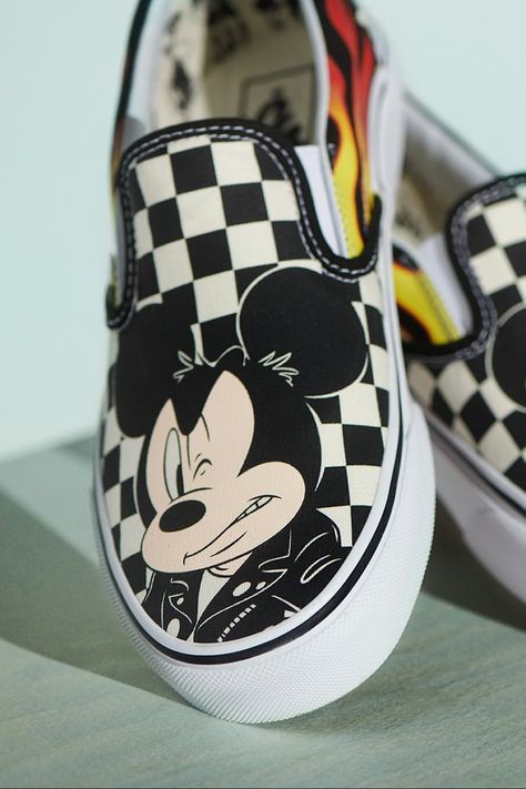 Vans Old Skool Backpack, Mickey Mouse Vans, Jockey Hat, Vans Shoes Fashion, Hoodie Images, Yellow Vans, Disney Toms, Disney Vans, Glitch Wallpaper