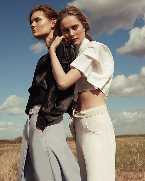 Artstél on Instagram: “Klara & Georgia by @jackgrayson for @revsmag Styling @hanstylist Beauty @amywrightmakeup” Poses For Friends, Mode Poses, 숲 사진, Model Ootd, Girls Sister, Poses References, Trik Fotografi, Art Travel, 인물 사진