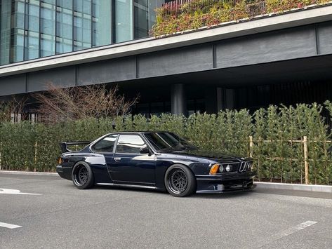 Wide body BMW E24 6-Series 1985 Read the full story dedicated to this awesome black wide body BMW 6-Series E24 on Eurolism #bmw Bmw 116, Bmw Custom, Classic European Cars, Bmw E24, Bmw Design, Wide Body Kits, Bmw 6 Series, Rims And Tires, Bmw Parts