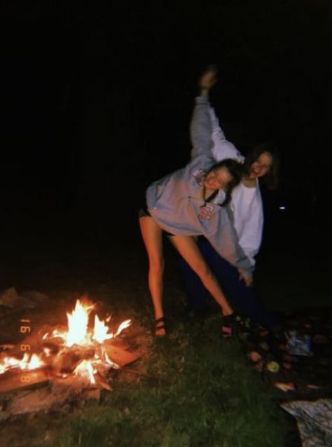 Instagram ideas with friends aesthetic campfire / camping / summer Party Pictures With Friends, Best Friend Fotos, Bff Pics, Pictures With Friends, Best Friend Photography, Fotos Goals, Shotting Photo, Best Friend Photoshoot, Photographie Portrait Inspiration