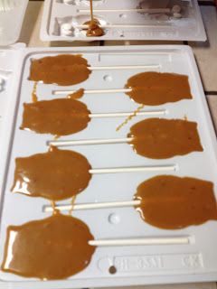 Crafty Night Owls: Caramel Suckers!!! Just like having your own Sugar Daddy, but better! Dipping Caramel, Apples On A Stick, Apple Dippers, Homemade Caramel Candy, Caramel Squares, Hard Candy Molds, Easy Candy Recipes, Caramel Recipe, How To Make Caramel