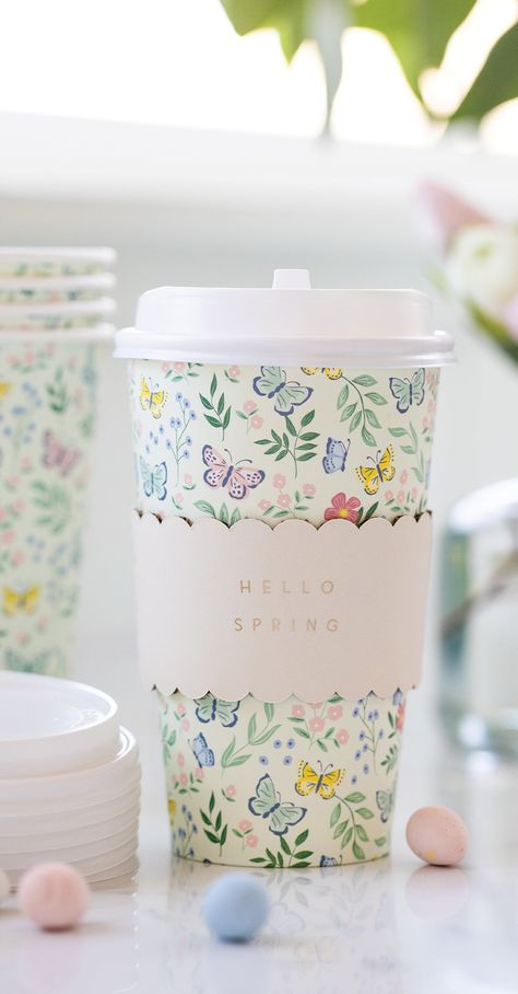 • includes 8 paper to-go cups, plastic lids, and sleeves 16 oz.• 5" x 5" x 4" Spring Beverages, Fancy Coffee Shop, Cup Of Cheer, Spring Butterfly, Photo Deco, Box Creative, Pretty Cups, Plastic Lids, Fancy Coffee