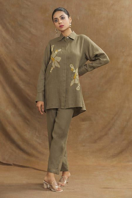 Buy Green 100% Linen Embroidery Thread Spread Collar Floral Shirt For Women by Linen Bloom Online at Aza Fashions. Simple Dress Casual, Floral Embroidered Shirt, Placement Embroidery, Kurti Style, Linen Embroidery, Heavy Dresses, Olive Shirt, Embroidery On Kurtis, Trendy Shirt Designs