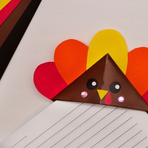 Bookmarks Turkey Bookmark, Turkey Pieces, Basic Origami, Turkey Decor, Origami Bookmark, Bookmark Craft, Corner Bookmarks, Diy Thanksgiving, Thanksgiving Diy