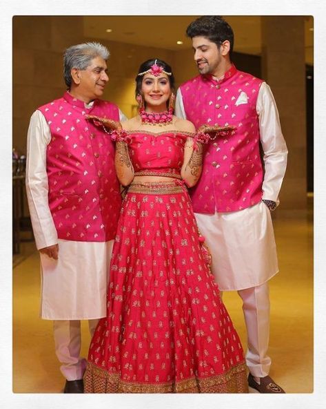 Couple Twinning Outfits Indian, Family Twinning Outfits Indian, Couple Twinning Outfits, Haldi Dresses, Bride Pic, Twinning Outfits, Mehendi Outfit, Bridesmaid Photoshoot, Indian Wedding Poses