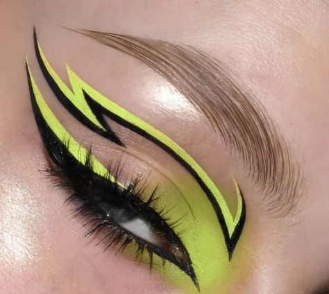 Rock Festival Makeup, Neon Graphic Liner, Eyeliner Grafico, Colorful Graphic Liner, Rock Makeup, Vibrant Makeup, Sparkly Makeup, Neon Makeup, Halloween Eye Makeup