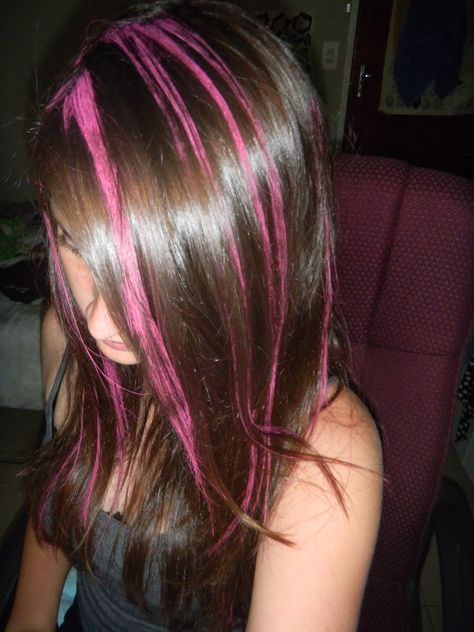 Temporary hair dye with chalk 2000s Hair Dye Trends, Angel Ring Hair Dye Style, 2000s Hairdye, Hair Chalk Ideas, Pink Hair Dip Dye, Angel Ring Hair Dye, Colorful Hair Tips Dip Dye, Chalk Hair, 2000s Hair