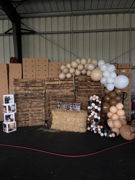 Pallet Back Drops, Backdrop With Pallets, Pallet Backdrop, 21st Ideas, Back Drops, Twinkling Lights, Holy Cow, Twinkle Lights, Pallet Projects