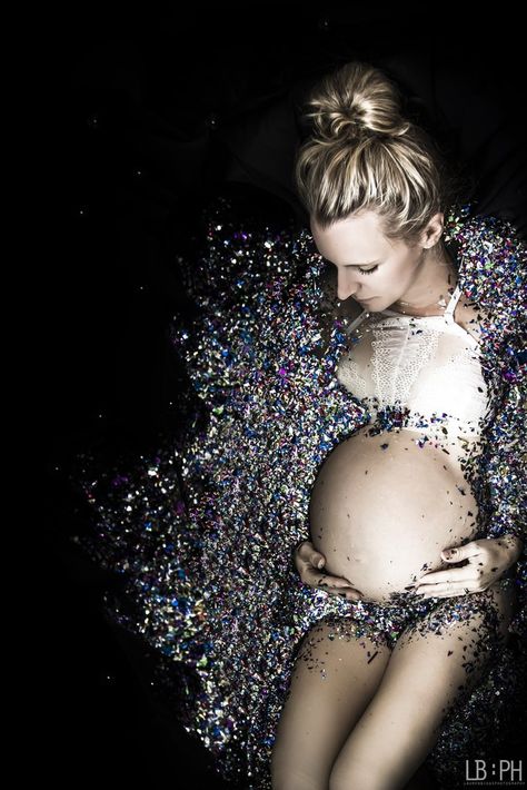 This Glitter Maternity Shoot Is the Stuff of Sparkly Dreams Glitter Maternity Shoot, Glitter Dress Short, Photoshoot Boy, Pregnant Belly Painting, Digital Photography Lessons, Shooting Studio, Pregnancy Pictures, Glitter Photography, Glitter Wall Art