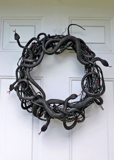 Snake wreath we made. Snake Wreath, Halloween Sketches, Porta Halloween, Halloween Wreath Ideas, Black Halloween Wreath, Wreaths Halloween, Snake Crafts, Jack Halloween, Crafts Table