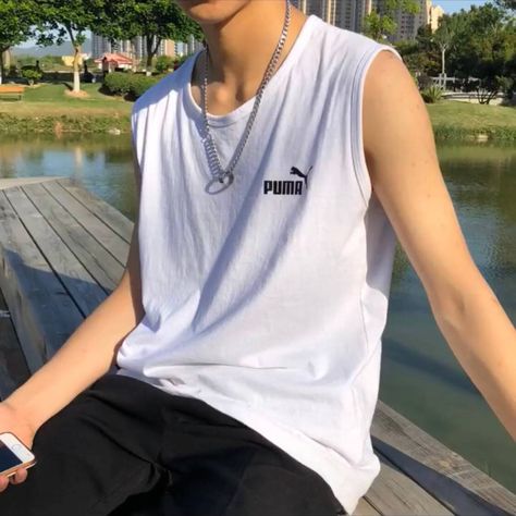 Guy In Tank Top, Sleeveless Shirt Outfit, Outfit Nam, Boys White T Shirt, Style Boy, Sleeveless Outfit, Loose Tank Tops, Tank Top Outfits, Men's Korean Style