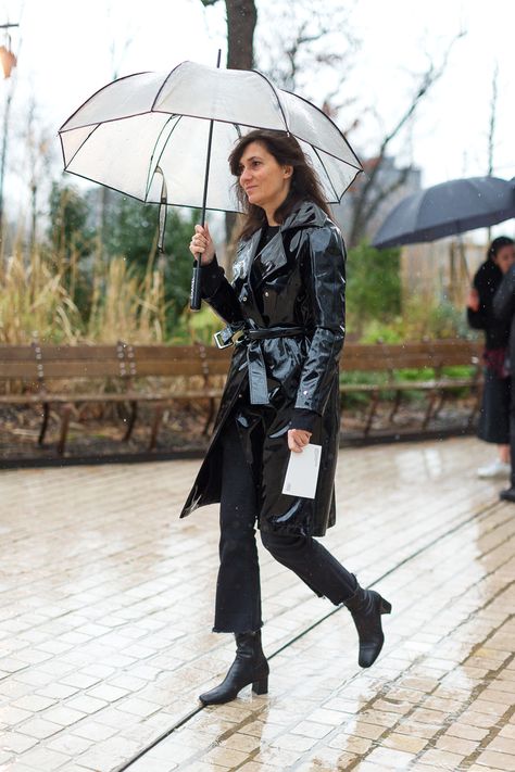 Street Chic: Style from Paris Emmanuelle Alt Style, Rainy Day Fashion, Emmanuelle Alt, Street Style 2016, Moda Paris, Paris Fashion Week Street Style, Street Style Trends, Raincoats For Women, Outfit Inspiration Fall