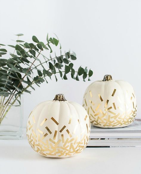 diy-gold-confetti-pumpkins-31-fabulous-pumpkin-decorating-ideas-via-fox-hollow-cottage Confetti Pumpkin, Halloween Chic, Fall Harvest Party, No Carve Pumpkin Decorating, Fall Pumpkin Crafts, Diy Confetti, Pretty Pumpkins, Diy Halloween Decor, Pumpkin Projects