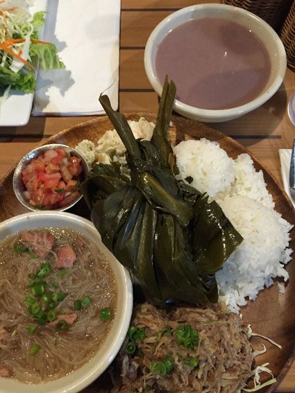 Guide to Local Hawaii Food: A traditional Hawaiian food plate Hawian Food, Food In Hawaii, Traditional Hawaiian Food, Hawaiian Plate Lunch, Easy Ethnic Recipes, Maui Restaurants, Food Plate, Hawaii Food, Island Food