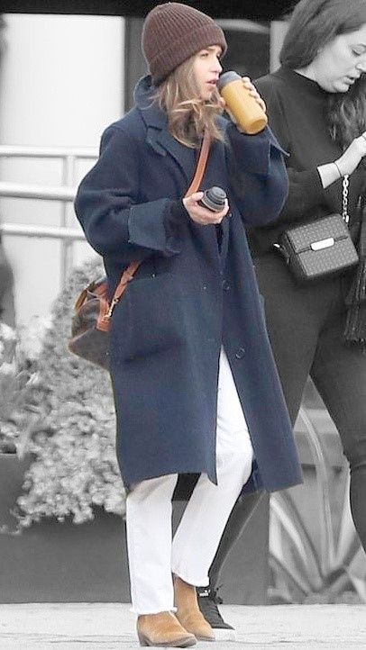 Emelia Clarke Style, Emilia Clarke Street Style 2022, Emilia Clarke Fashion, Winter Outfits England, Emilia Clarke 2023, Emilia Clarke Casual, Emilia Clarke Outfits, Emilia Clarke Street Style, Clark Outfit