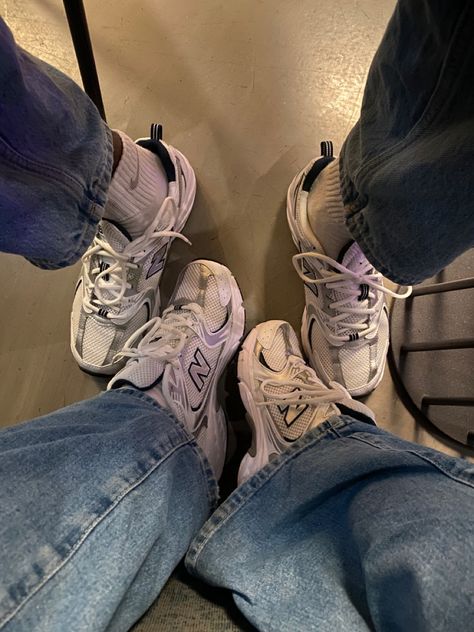 Couple Shoe Photos, New Balance Couple Shoes, Matching New Balance Couple, Couples Shoes Pictures, Shoes Couple Aesthetic, Matching Sneakers Couples, Aesthetic Shoes Photo, Couples Matching Shoes, Newbalance530 Outfit