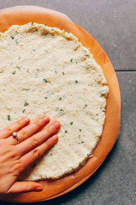 Vegan Cauliflower Pizza Crust, Pizza Cauliflower, Pizza Vegana, Frozen Cauliflower, Cauliflower Pizza Crust, Pizza Roll, Pizza Base, Frozen Cauliflower Rice, Vegan Parmesan Cheese