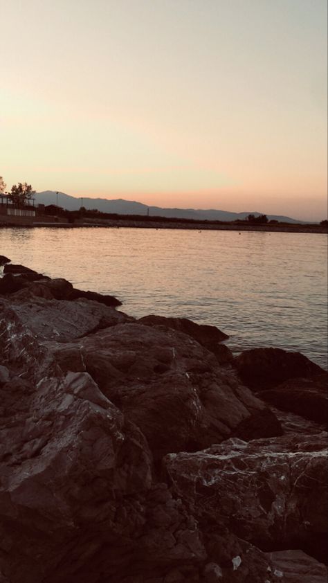 $b Wallpaper, Beach Sunset Wallpaper, Sunset Wallpaper, Foto Ideas Instagram, Pretty Photos, Aesthetic Pastel Wallpaper, Sky Aesthetic, Pastel Aesthetic, Beach Sunset