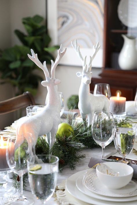 Holiday home decor idea: make a rustic, elegant Christmas Centerpiece for a festive dining table. Elegant Christmas Centerpieces, Festive Dining Table, Dinner Table Centerpieces, Koti Diy, Christmas Dining Table Decor, Christmas Dining Table, Setting Ideas, Christmas Centerpiece, Height Table