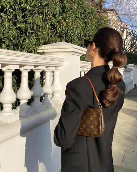 Ponytail Elegant, Medium Hair Ponytail, Bubble Pony, Anisa Sojka, Ponytail Simple, Summer Ponytail, Hair Tail, Tail Hairstyle, Elegant Ponytail