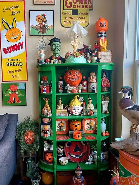 70s Halloween Decor, Vintage Halloween Room, Vintage Halloween Display, Vintage Halloween Bedroom, Nostalgic Halloween Decor, Colorful Halloween Decor, Retro Halloween Decorations, Facts About Halloween, Halloween Bedroom