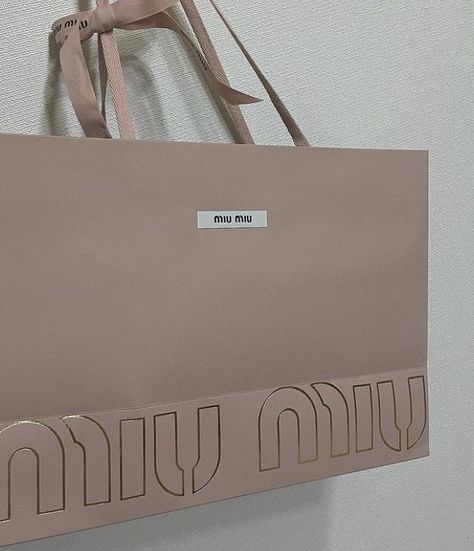 Miu Miu Shop, Figure Me Out, Magnolia Park, Small Business Packaging Ideas, Rose Champagne, Vogue Beauty, Hair Tutorials For Medium Hair, Pink Eyeshadow, Bags Aesthetic