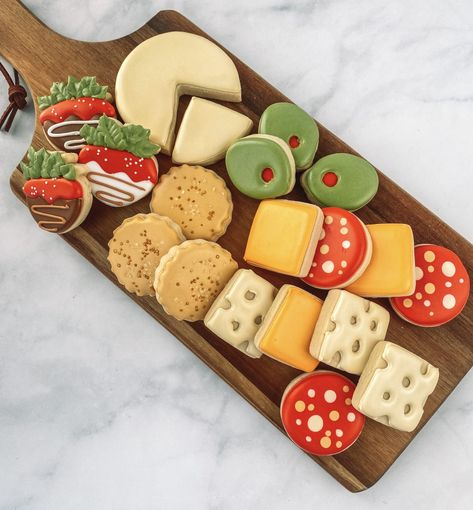 Sugar Cookie Charcuterie Board, Charcuterie Board Cookies Decorated, Charcuterie Cookies Decorated, Cookie Charcuterie Board Ideas, Charcuterie Board Cookies, Charcuterie Cookies, Cookie Charcuterie Board, Charcuterie Snack Board, Cookie Charcuterie