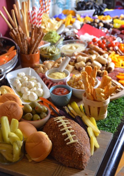 Throw the Ultimate ESPN College Football party for The Playoff! - Always Order Dessert Team Dinner Ideas, College Football Party, Playoff Party, Snack Stadium, Tailgate Party Food, Team Dinner, Easy Margarita, Football Snacks, Football Party Food