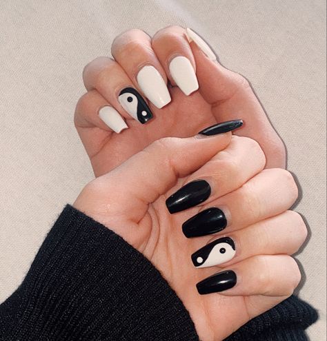 #trendy #nail #gelx #gel #white #black #yingyang #ying #yang #fun #summer #spring Ting Yang Nail Design, Nails Acrylic Ying Yang, Black N White Nail Art, Simple Nail Art Black And White, Ting And Yang Nails, Yang Yang Nails, Black And White Ying Yang Nails, Ying Yang Nail Design, Yin Yang Nail Designs