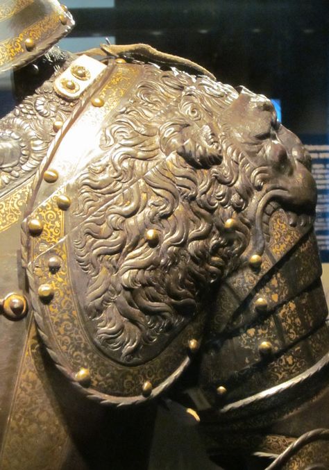 Lion on the shoulder - armor detail - Musée de l'Armée | Flickr - Photo Sharing! Lion Armor, Armor Pieces, Armor Helmet, Tattoo Lion, Gold Armor, Armor Clothing, Ancient Armor, Historical Armor, Shoulder Armor