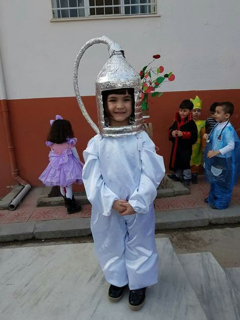 Ali Project, Fancy Dress Competition, Space Helmet, Astronaut Costume, Child Development, Fancy Dress, Kids And Parenting, Aliens, Work Outfit